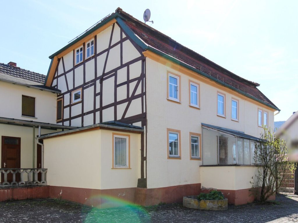 VR Immobilien GmbH - Immobilienangebot - Schleid - Alle - Denkmalgeschütztes Pfarrhaus mit großem Nebengebäude in Schleid-Kranlucken