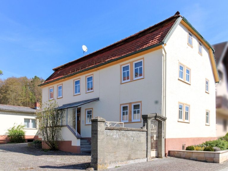  VR Immobilien GmbH - Immobilienangebot - Schleid - Alle - Denkmalgeschütztes Pfarrhaus mit großem Nebengebäude in Schleid-Kranlucken