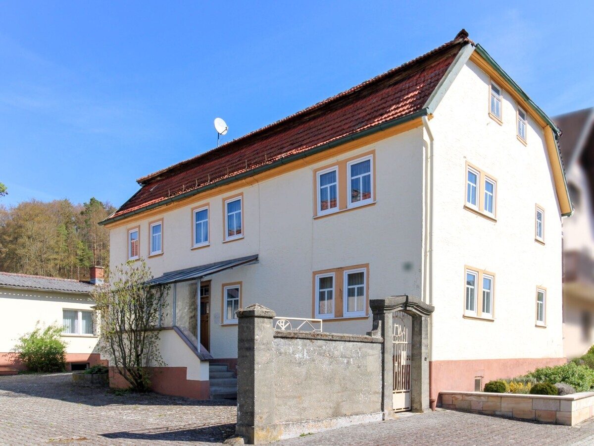 VR Immobilien GmbH - Immobilienangebot - Schleid - Alle - Denkmalgeschütztes Pfarrhaus mit großem Nebengebäude in Schleid-Kranlucken