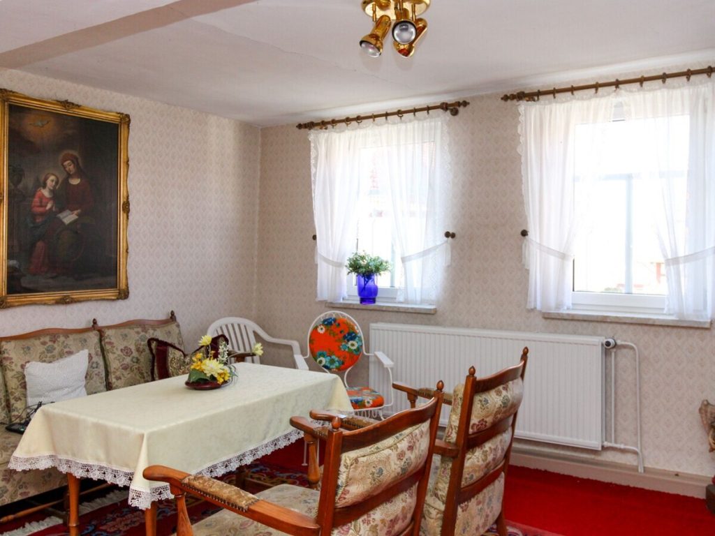 VR Immobilien GmbH - Immobilienangebot - Schleid - Alle - Denkmalgeschütztes Pfarrhaus mit großem Nebengebäude in Schleid-Kranlucken