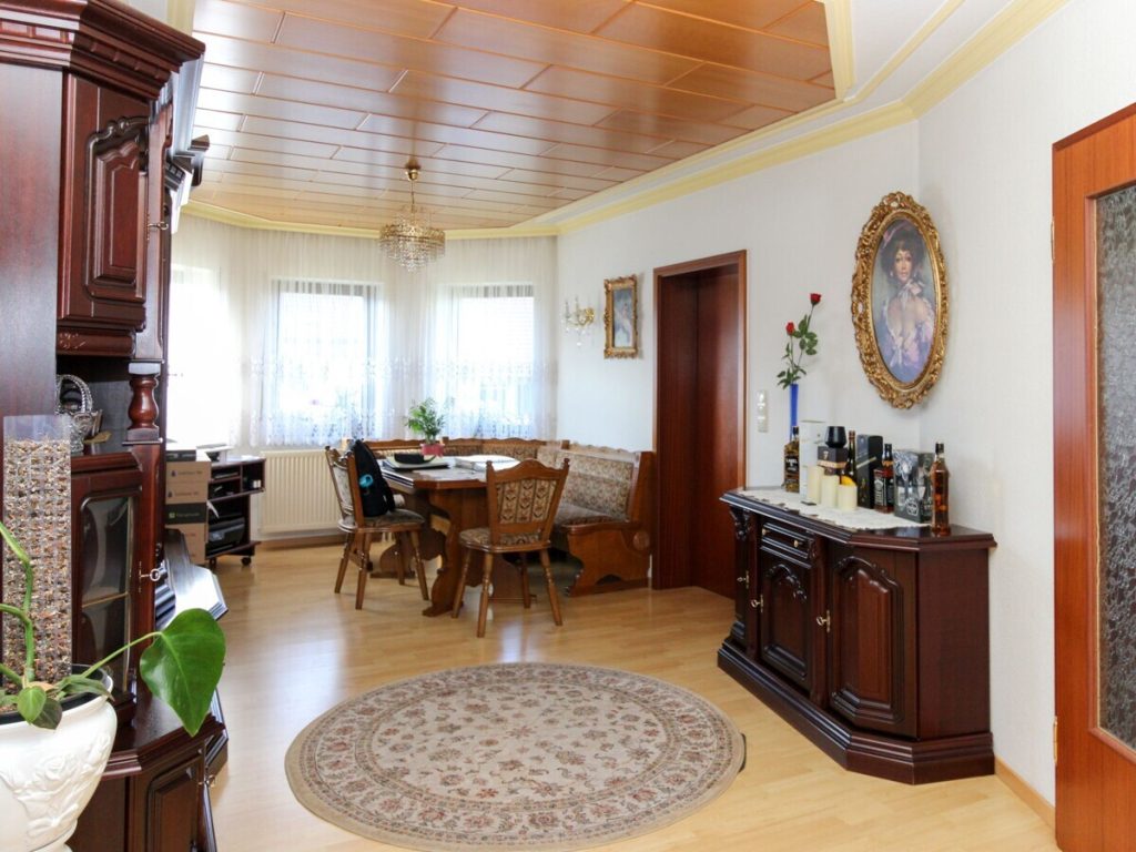 VR Immobilien GmbH - Immobilienangebot - Frankenheim - Alle - Großzügiges Einfamilienhaus mit Kamin und großem Grundstück in Frankenheim