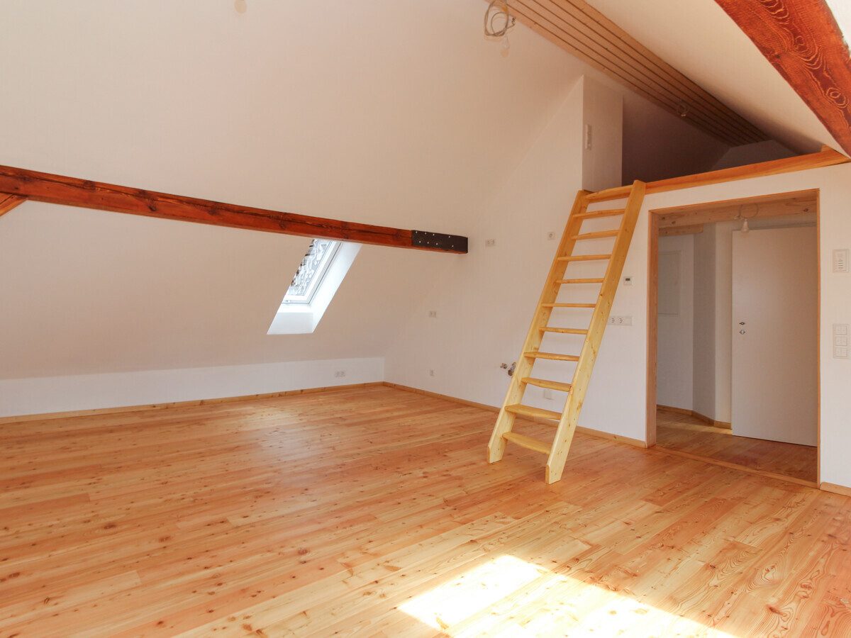 VR Immobilien GmbH - Immobilienangebot - Schlitz - Alle - Wohngesund leben – Exklusive Dachgeschosswohnung mit natürlichen Baustoffen