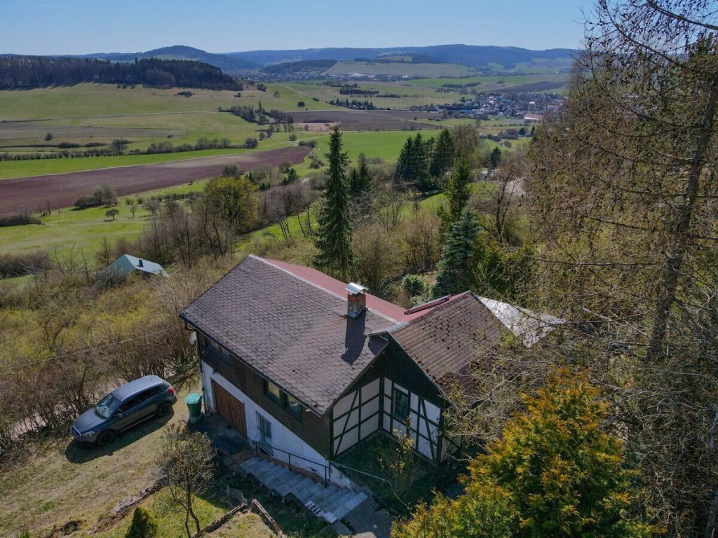 VR Immobilien GmbH - Immobilienangebot - Kaltennordheim - Alle - RESERVIERT: Weitblick in die Rhön: Ferienhaus in sonniger Lager in Kaltennordheim