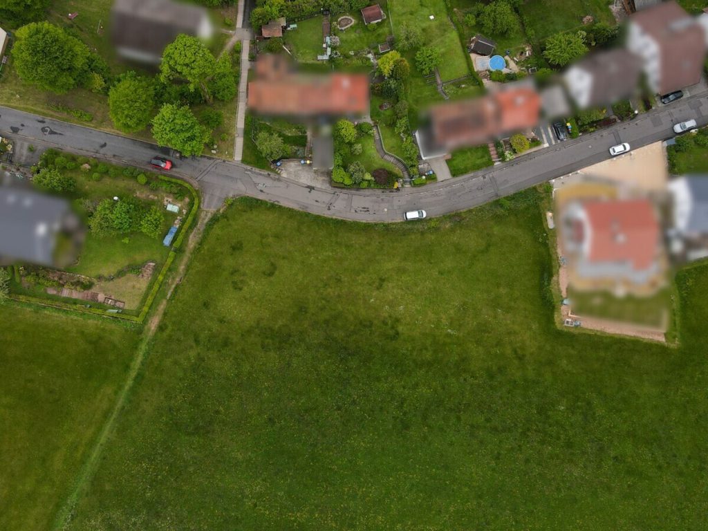Luftaufnahme Draufblick Grundstück mit zwei unbebauten Nachbargrundstücken VR Immobilien GmbH - Immobilienangebot - Gersfeld - Grundstücke - Erschlossenes Baugrundstück in exponierter Lage von Gersfeld