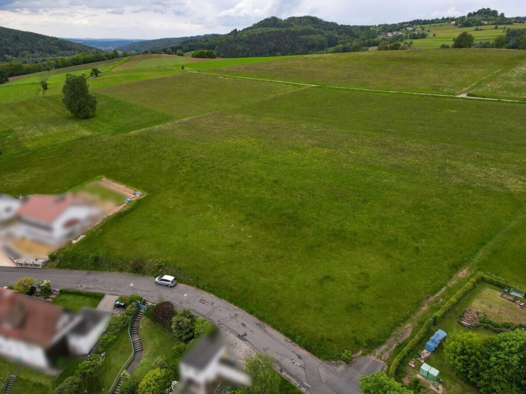Luftaufnahme Grundstück mit zwei unbebauten Nachbargrundstücken VR Immobilien GmbH - Immobilienangebot - Gersfeld - Grundstücke - Erschlossenes Baugrundstück in exponierter Lage von Gersfeld