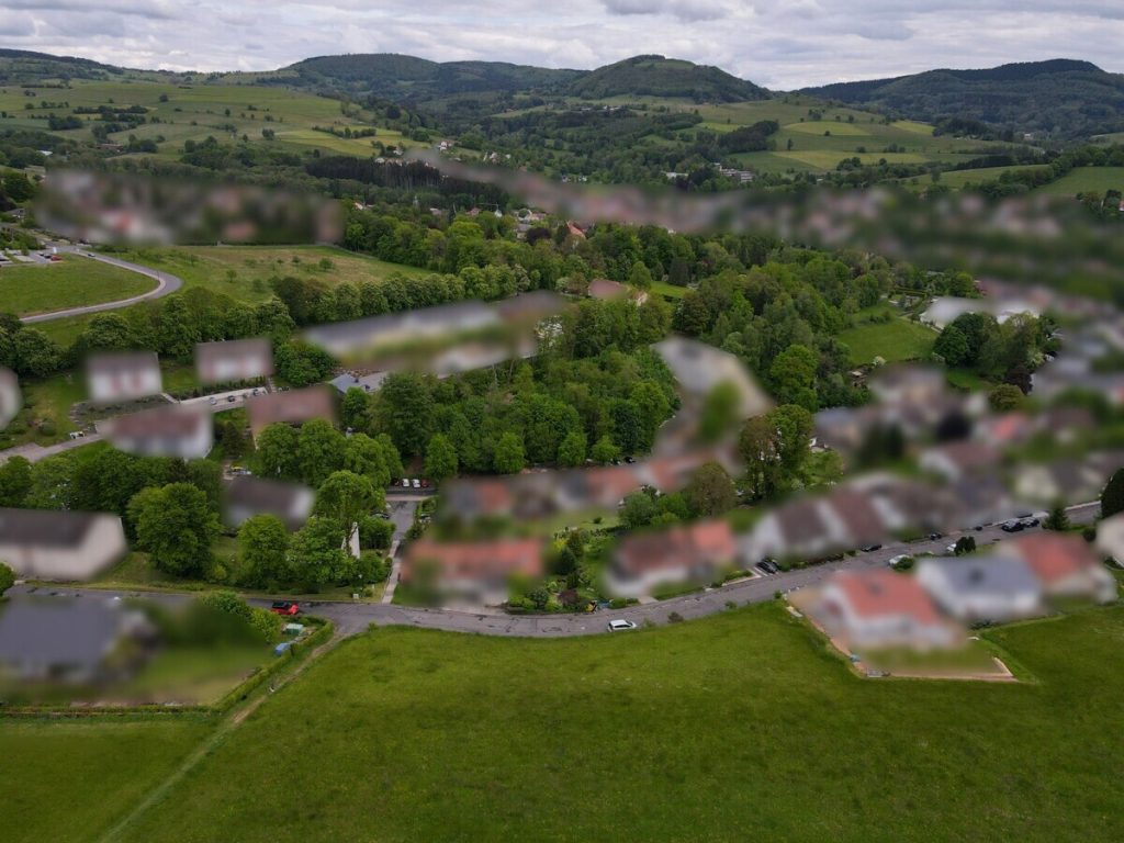 Luftaufnahme Grundstück und Gemeinde VR Immobilien GmbH - Immobilienangebot - Gersfeld - Grundstücke - Erschlossenes Baugrundstück in exponierter Lage von Gersfeld