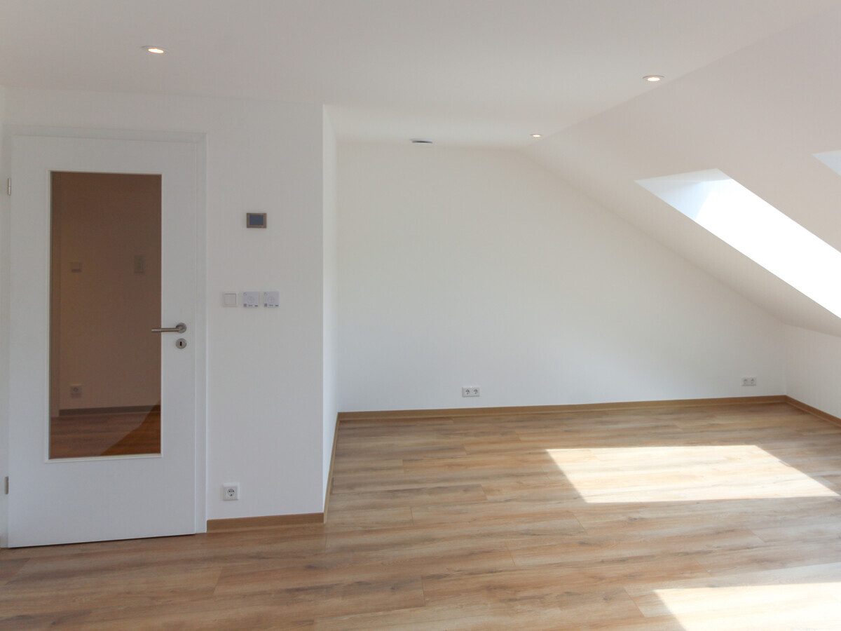  VR Immobilien GmbH - Immobilienangebot - Fulda - Alle - Hochwertig sanierte 4-Zimmer-Dachgeschosswohnung mit herrlichem Weitblick