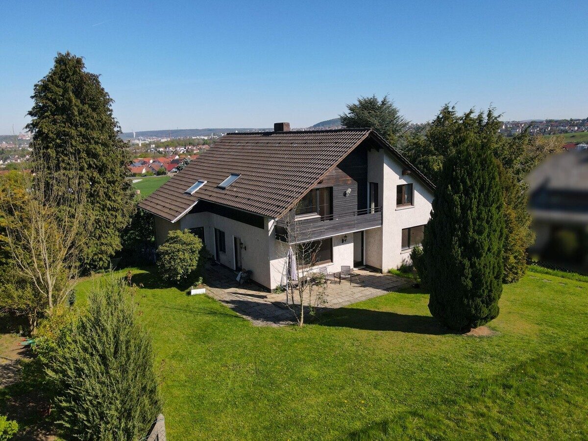 VR Immobilien GmbH - Immobilienangebot - Fulda - Alle - Großzügiges Zweifamilienhaus mit traumhafter Aussicht und Garten in Fulda