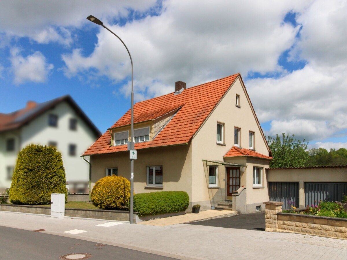 VR Immobilien GmbH - Immobilienangebot - Nüsttal - Alle - RESERVIERT: Familienfreundliches Einfamilienhaus mit Garten in Feldrandlage von Nüsttal-Silges