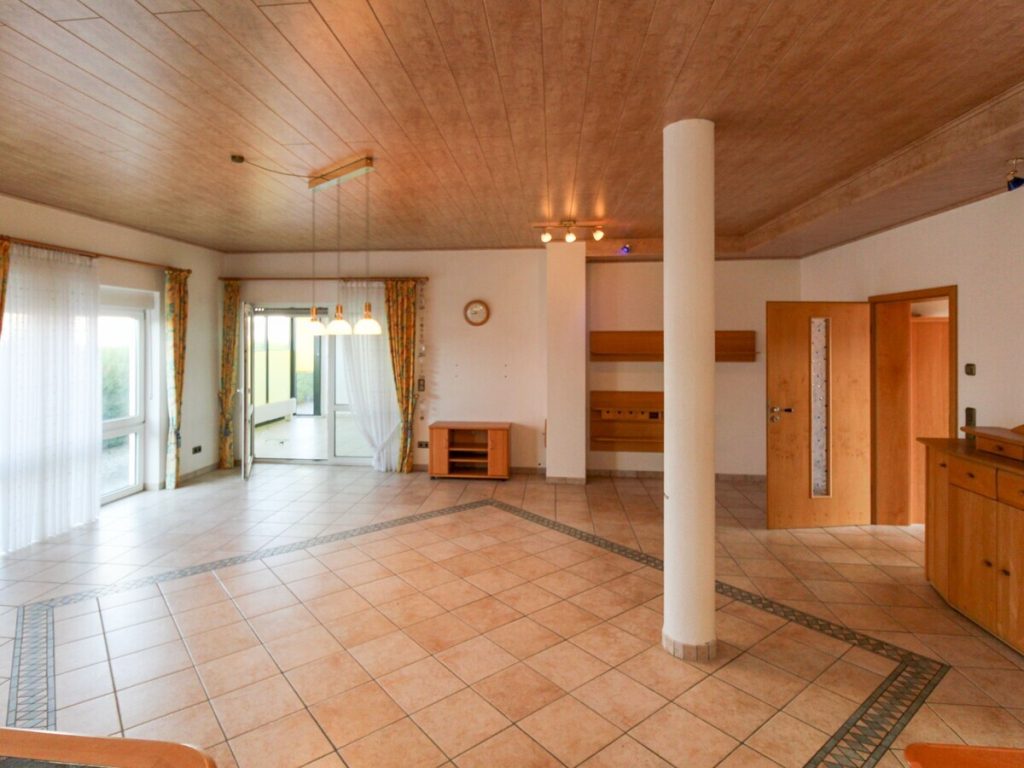 VR Immobilien GmbH - Immobilienangebot - Steinau an der Straße - Alle - Großzügiges und vielseitiges Anwesen mit mehreren Wohneinheiten in Steinau a.d.Str. - Ulmbach
