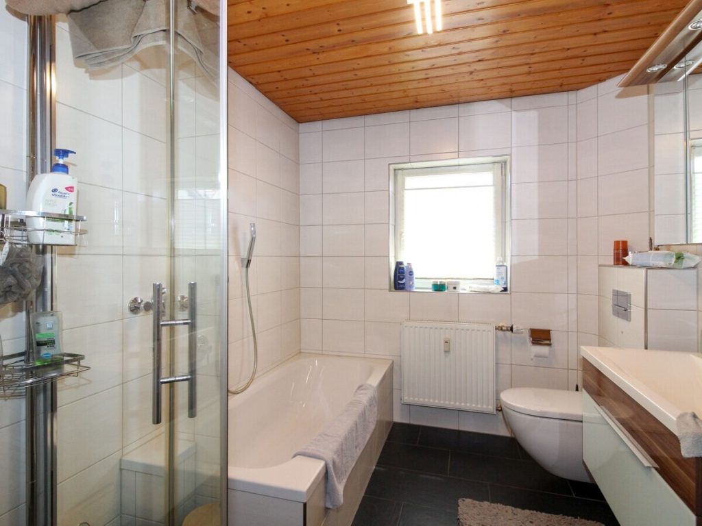VR Immobilien GmbH - Immobilienangebot - Neuhof - Alle - RESERVIERT: Großzügiges und gepflegtes 3-Familienhaus in Hattenhof
