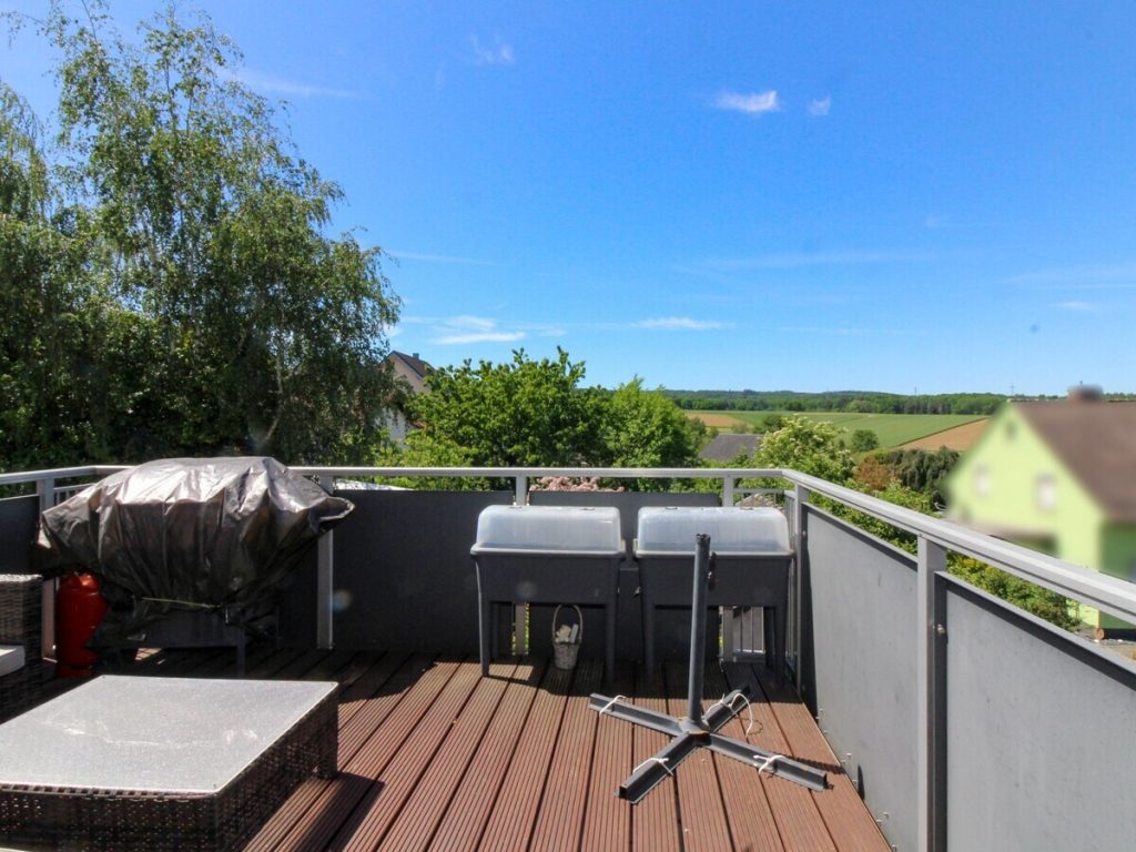 VR Immobilien GmbH - Immobilienangebot - Neuhof - Alle - RESERVIERT: Großzügiges und gepflegtes 3-Familienhaus in Hattenhof