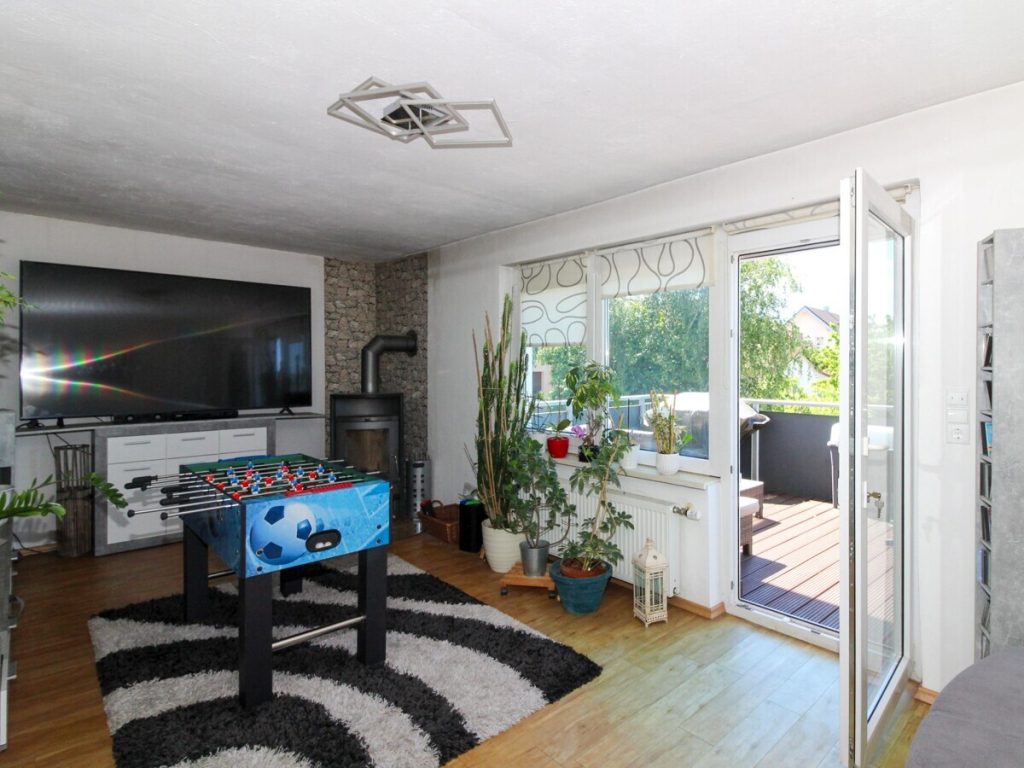 VR Immobilien GmbH - Immobilienangebot - Neuhof - Alle - RESERVIERT: Großzügiges und gepflegtes 3-Familienhaus in Hattenhof