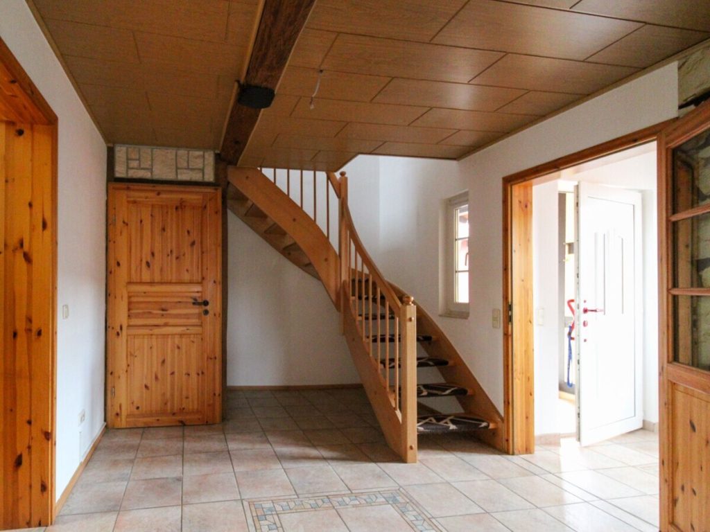 VR Immobilien GmbH - Immobilienangebot - Dermbach - Alle - Kapitalanlage mit Charakter: Kernsaniertes Fachwerkanwesen mit drei Wohneinheiten