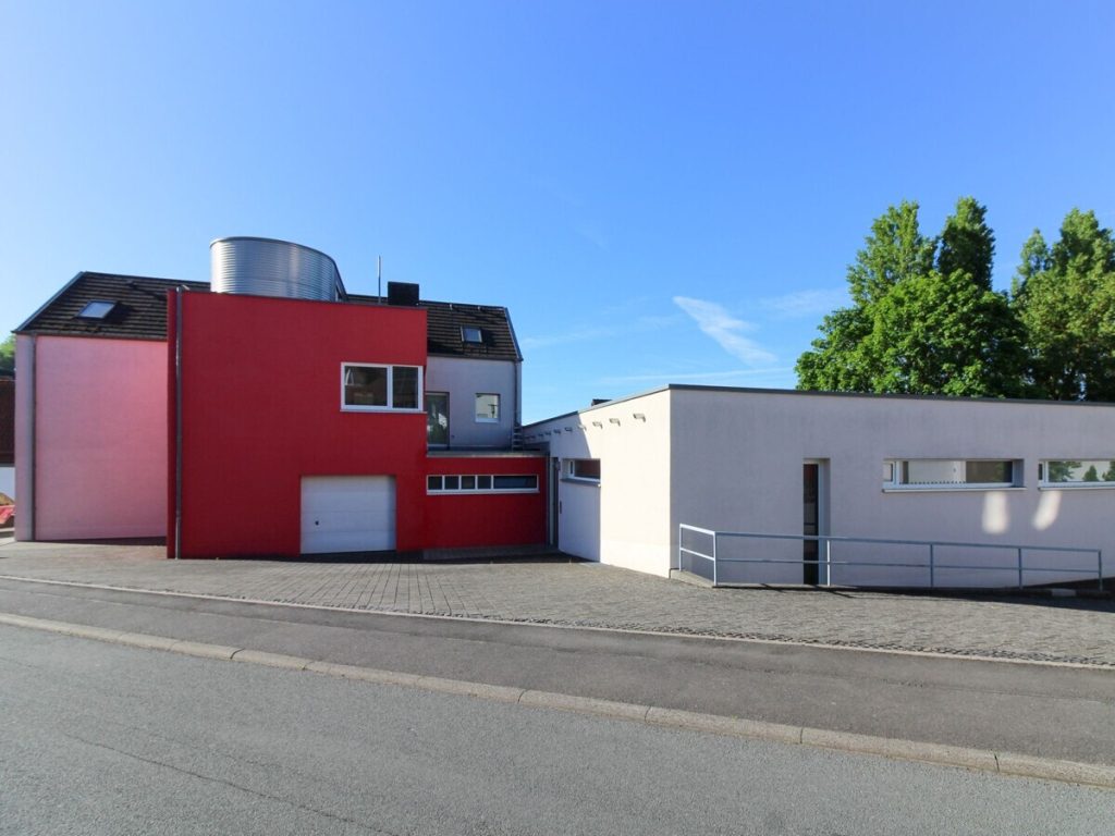 VR Immobilien GmbH - Immobilienangebot - Petersberg - Alle - Kernsanierte 2-Zimmer-Wohnung mit Dachterrasse in Petersberg