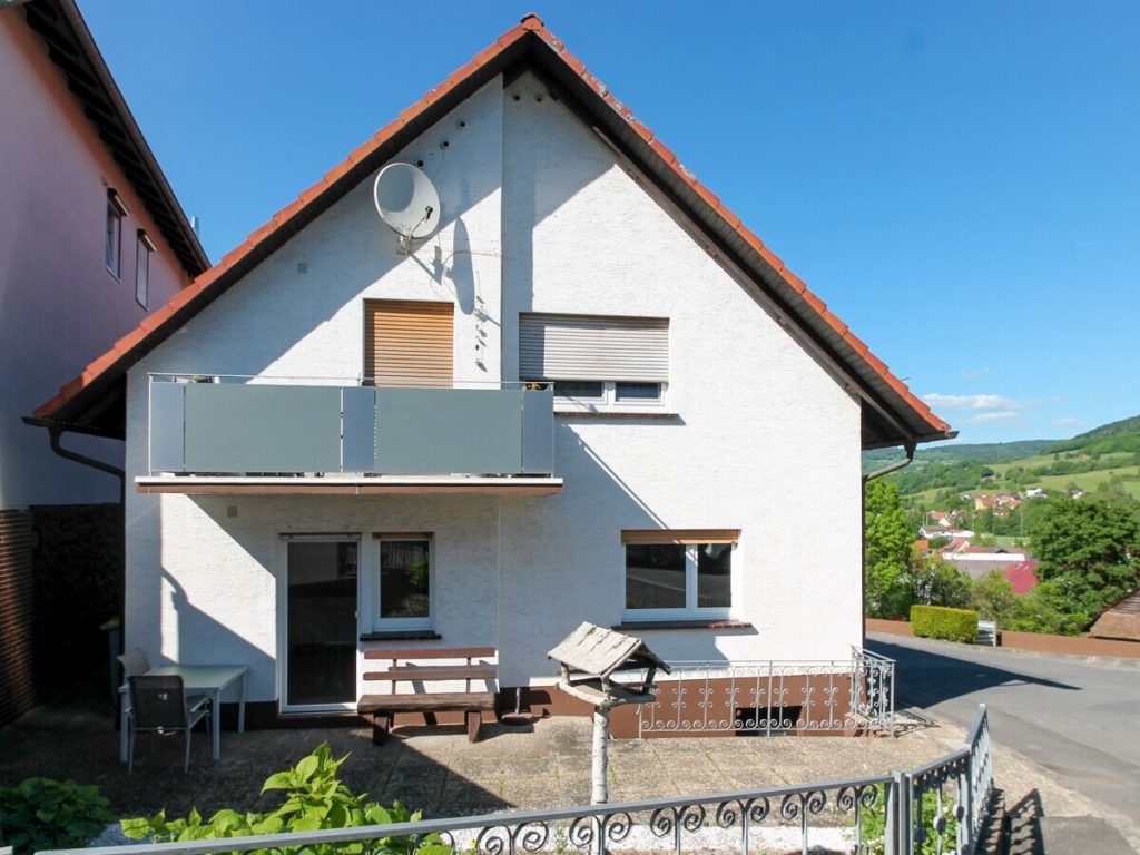 VR Immobilien GmbH - Immobilienangebot - Sinntal - Alle - Zweifamilienhaus mit solider Mieterstruktur und Entwicklungspotenzial in Sinntal-Mottgers