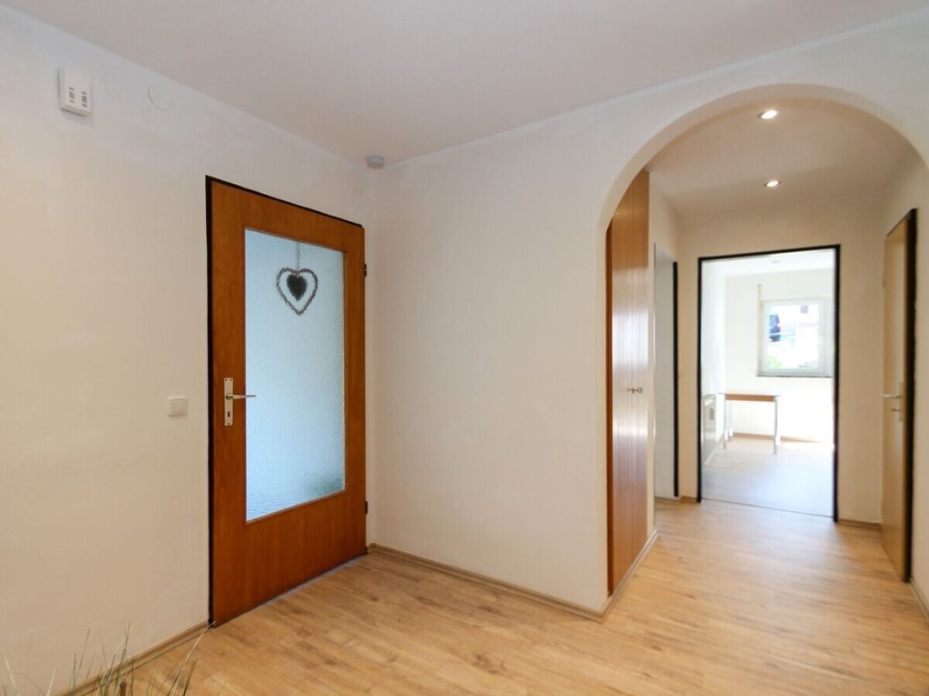 VR Immobilien GmbH - Immobilienangebot - Sinntal - Alle - Zweifamilienhaus mit solider Mieterstruktur und Entwicklungspotenzial in Sinntal-Mottgers