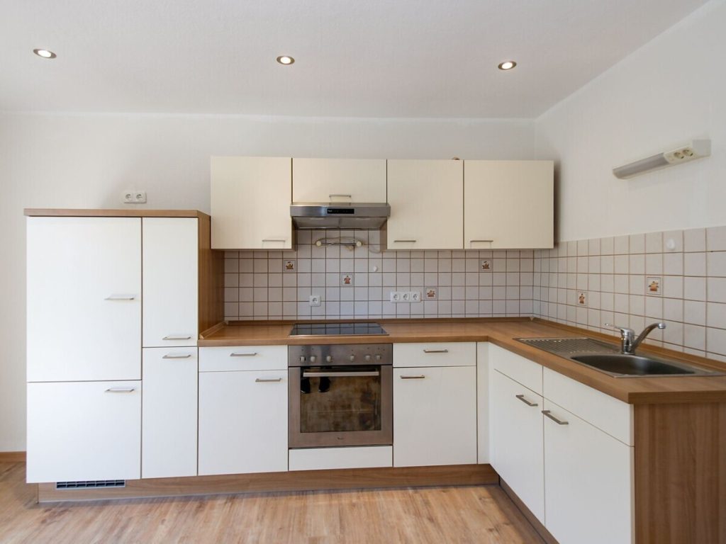 VR Immobilien GmbH - Immobilienangebot - Sinntal - Alle - Zweifamilienhaus mit solider Mieterstruktur und Entwicklungspotenzial in Sinntal-Mottgers