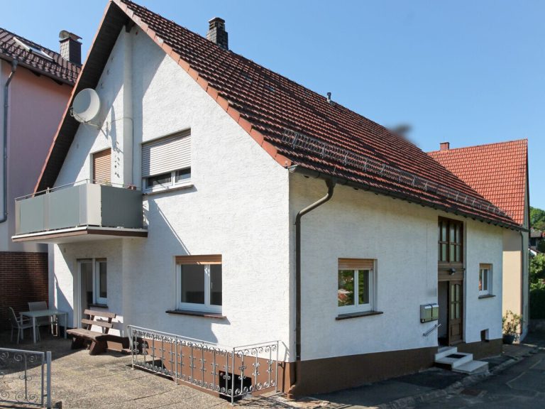  VR Immobilien GmbH - Immobilienangebot - Sinntal - Alle - Zweifamilienhaus mit solider Mieterstruktur und Entwicklungspotenzial in Sinntal-Mottgers