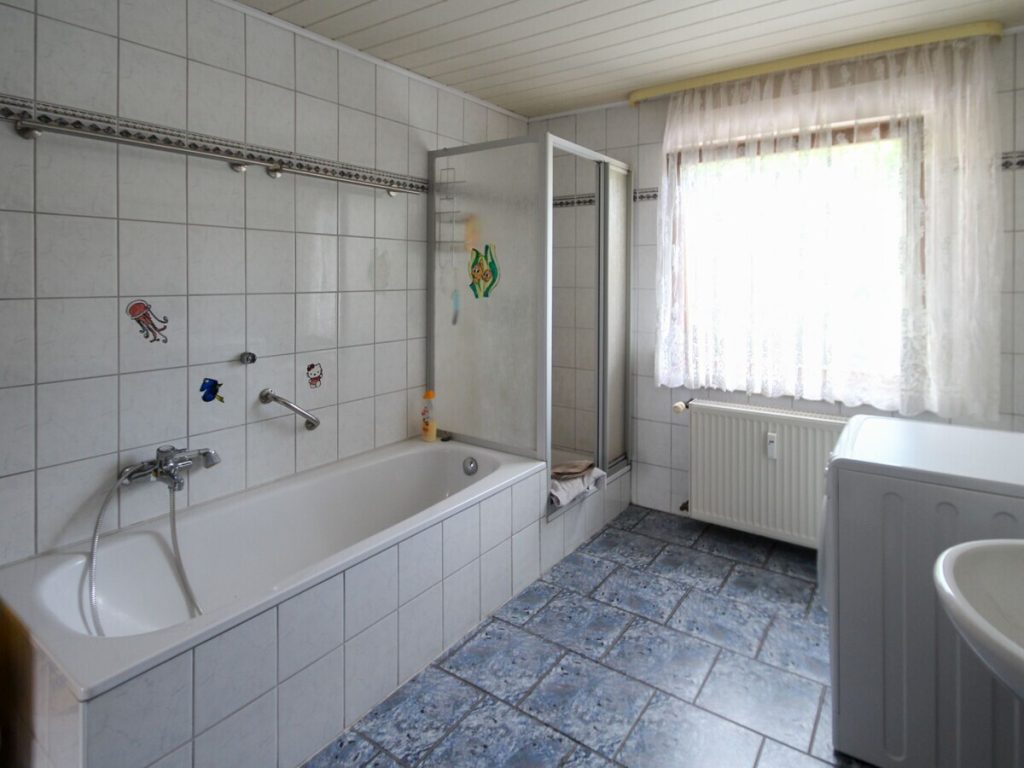 VR Immobilien GmbH - Immobilienangebot - Hilders - Alle - Vielseitige Dreiseitenhofanlage mit Zweifamilienhaus und Entwicklungspotenzial in der Rhön