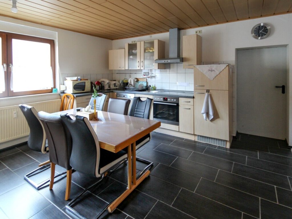 VR Immobilien GmbH - Immobilienangebot - Hilders - Alle - Vielseitige Dreiseitenhofanlage mit Zweifamilienhaus und Entwicklungspotenzial in der Rhön