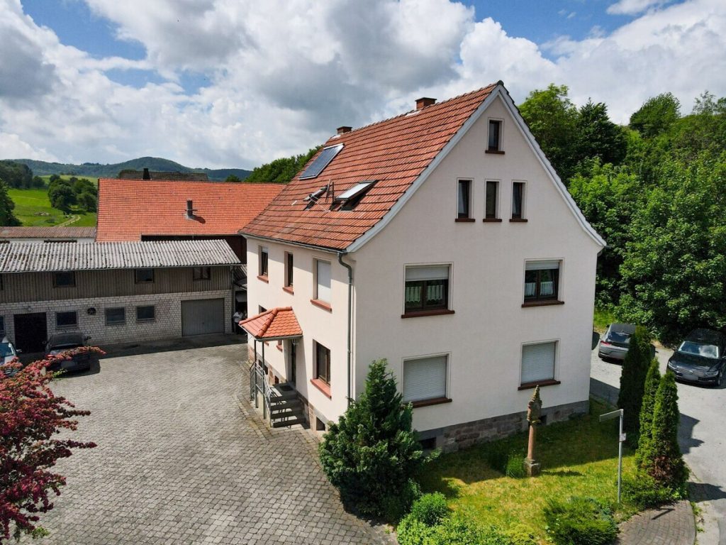 VR Immobilien GmbH - Immobilienangebot - Hilders - Alle - Vielseitige Dreiseitenhofanlage mit Zweifamilienhaus und Entwicklungspotenzial in der Rhön