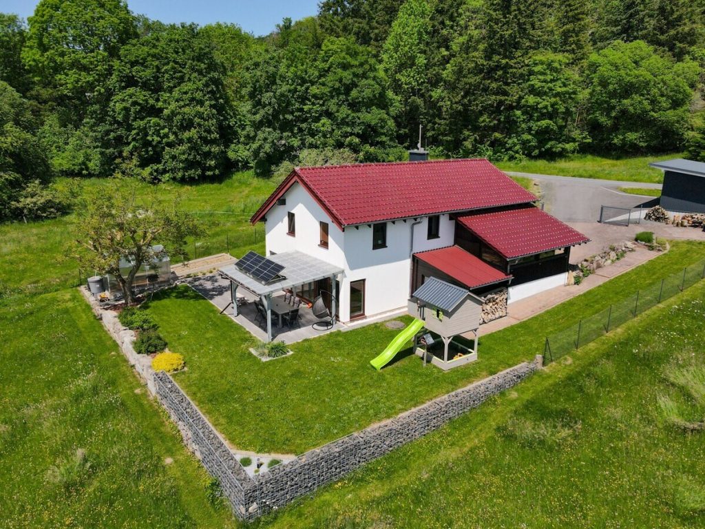 VR Immobilien GmbH - Immobilienangebot - Dermbach - Alle - RESERVIERT: Einfamilienhaus in Alleinlage mit unverbaubarem Blick in die Rhön