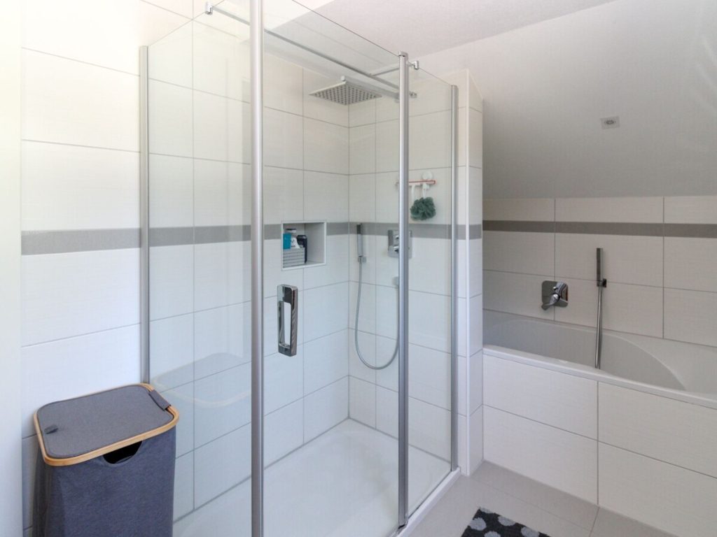 VR Immobilien GmbH - Immobilienangebot - Dermbach - Alle - RESERVIERT: Einfamilienhaus in Alleinlage mit unverbaubarem Blick in die Rhön