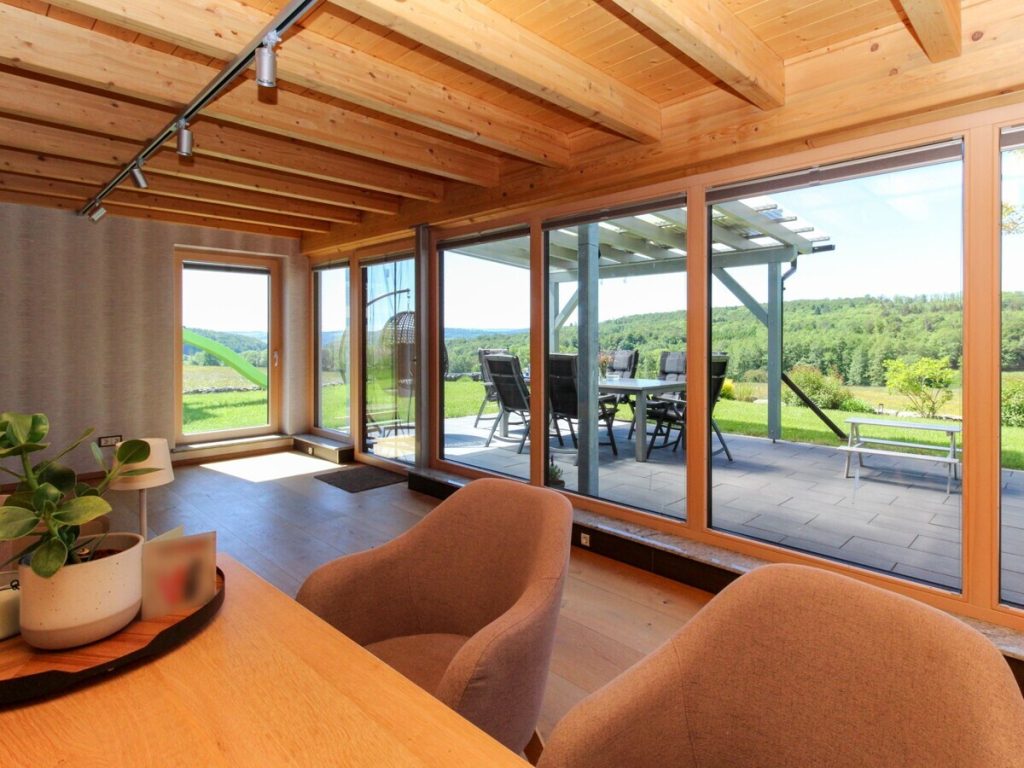 VR Immobilien GmbH - Immobilienangebot - Dermbach - Alle - RESERVIERT: Einfamilienhaus in Alleinlage mit unverbaubarem Blick in die Rhön