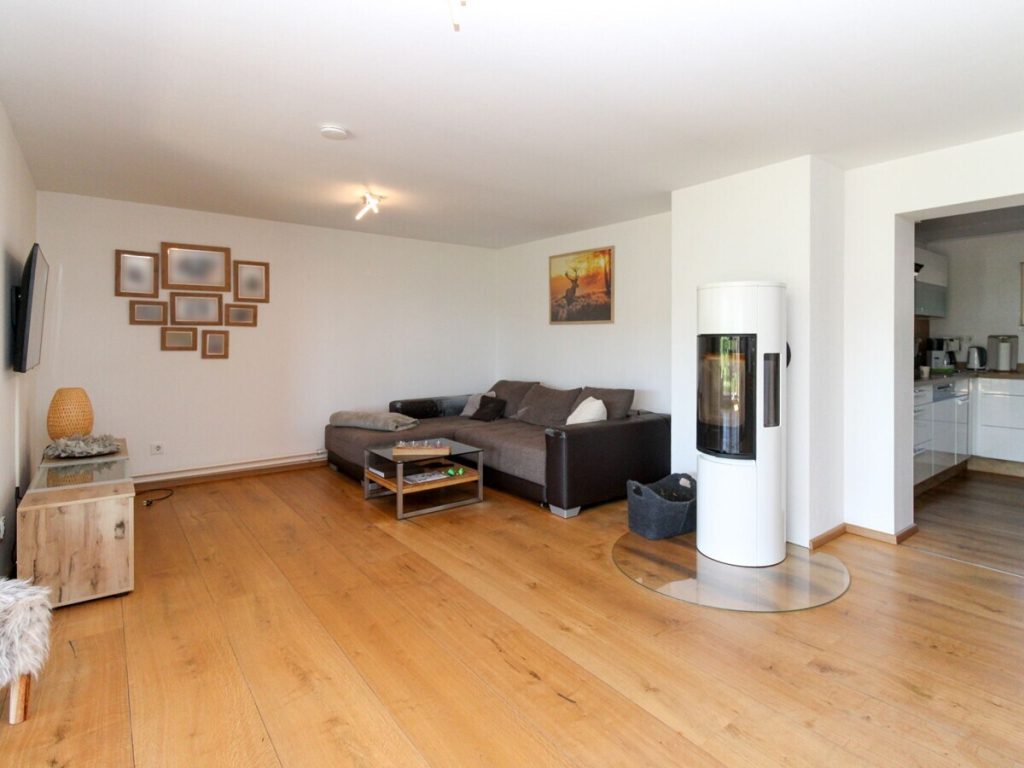 VR Immobilien GmbH - Immobilienangebot - Dermbach - Alle - RESERVIERT: Einfamilienhaus in Alleinlage mit unverbaubarem Blick in die Rhön