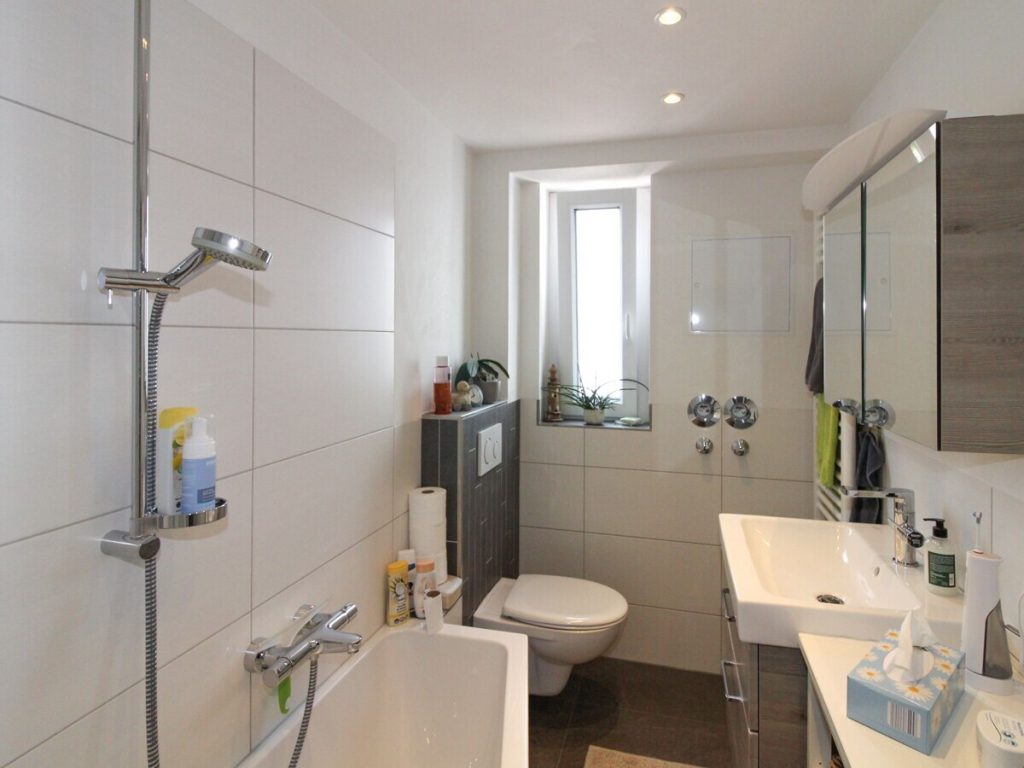 VR Immobilien GmbH - Immobilienangebot - Fulda - Alle - Dachgeschosswohnung mit Balkon in gepflegtem 3-Familienhaus in Fulda
