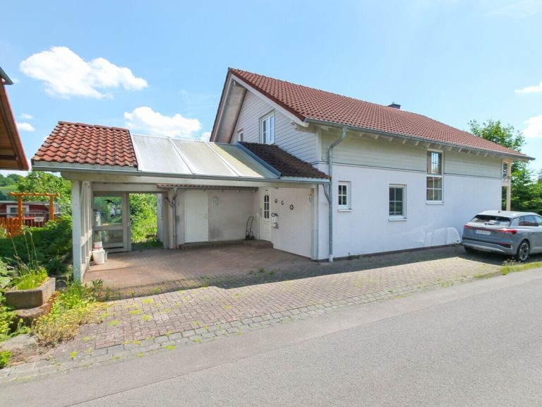  VR Immobilien GmbH - Immobilienangebot - Grebenhain - Alle - RESERVIERT: Einfamilienhaus mit schöner Ortsrandlage in Crainfeld