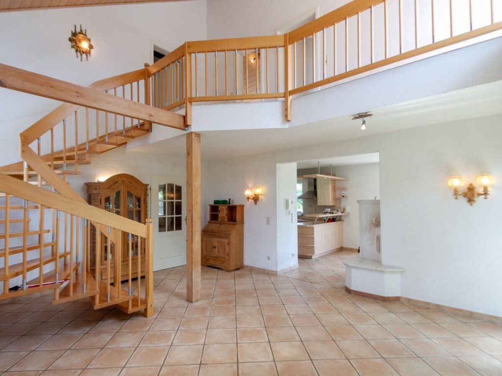 VR Immobilien GmbH - Immobilienangebot - Grebenhain - Alle - RESERVIERT: Einfamilienhaus mit schöner Ortsrandlage in Crainfeld