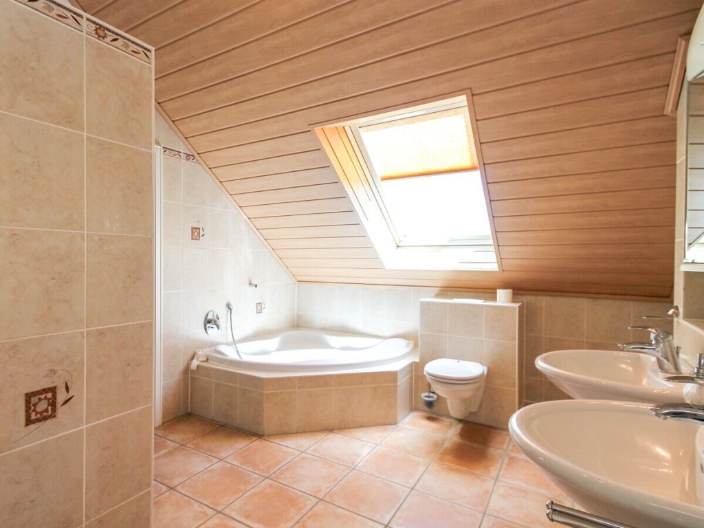 VR Immobilien GmbH - Immobilienangebot - Grebenhain - Alle - RESERVIERT: Einfamilienhaus mit schöner Ortsrandlage in Crainfeld