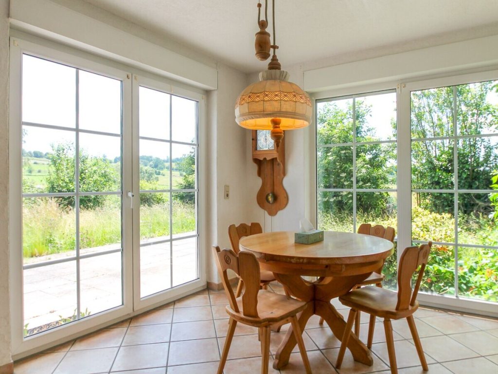 VR Immobilien GmbH - Immobilienangebot - Grebenhain - Alle - RESERVIERT: Einfamilienhaus mit schöner Ortsrandlage in Crainfeld