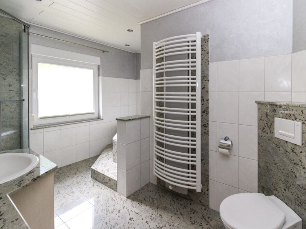 VR Immobilien GmbH - Immobilienangebot - Heringen - Alle - Vielseitiges Wohn- und Gewerbeanwesen mit Dreifamilienhaus und Entwicklungspotenzial