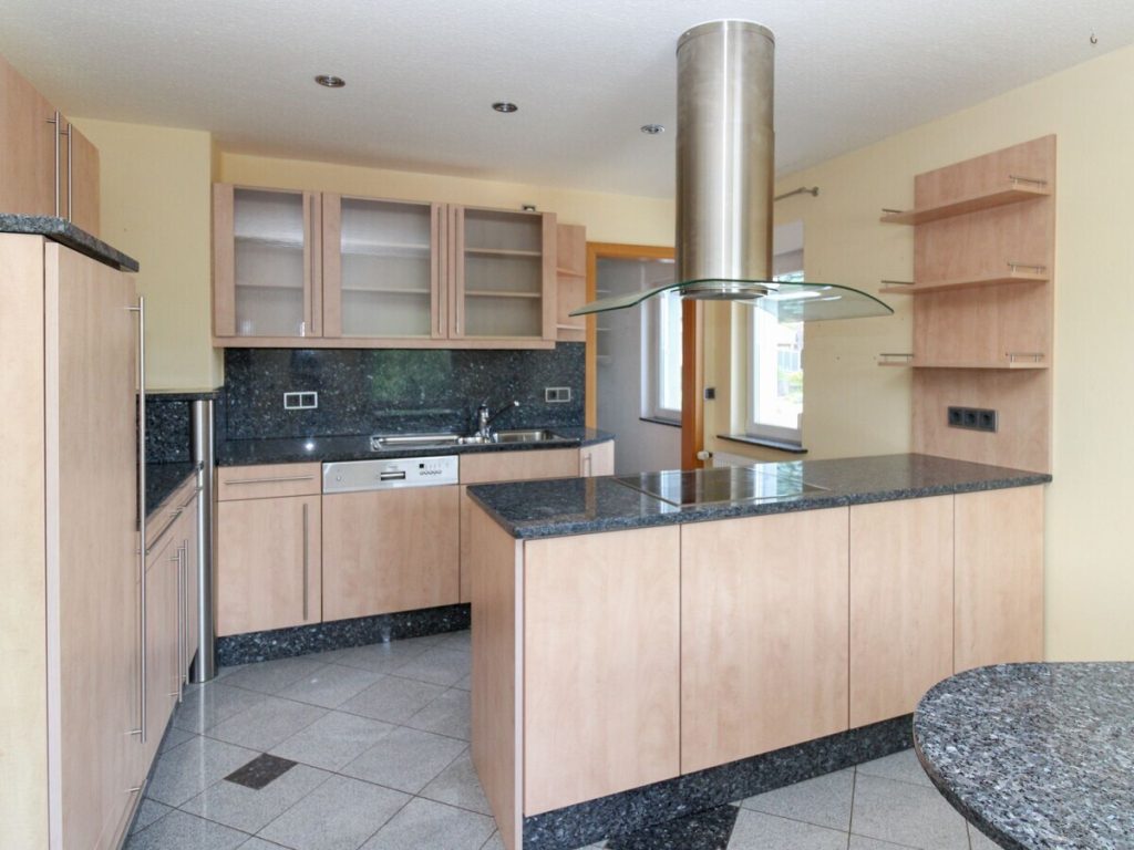 VR Immobilien GmbH - Immobilienangebot - Heringen - Alle - Vielseitiges Wohn- und Gewerbeanwesen mit Dreifamilienhaus und Entwicklungspotenzial