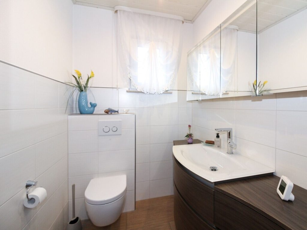 VR Immobilien GmbH - Immobilienangebot - Ebersburg - Alle - RESERVIERT: Großzügiges, gepflegtes Zweifamilienhaus mit traumhaftem Grundstück in Schmalnau