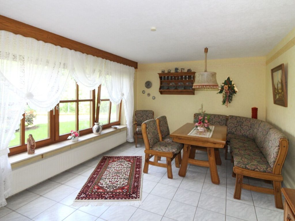 VR Immobilien GmbH - Immobilienangebot - Ebersburg - Alle - RESERVIERT: Großzügiges, gepflegtes Zweifamilienhaus mit traumhaftem Grundstück in Schmalnau