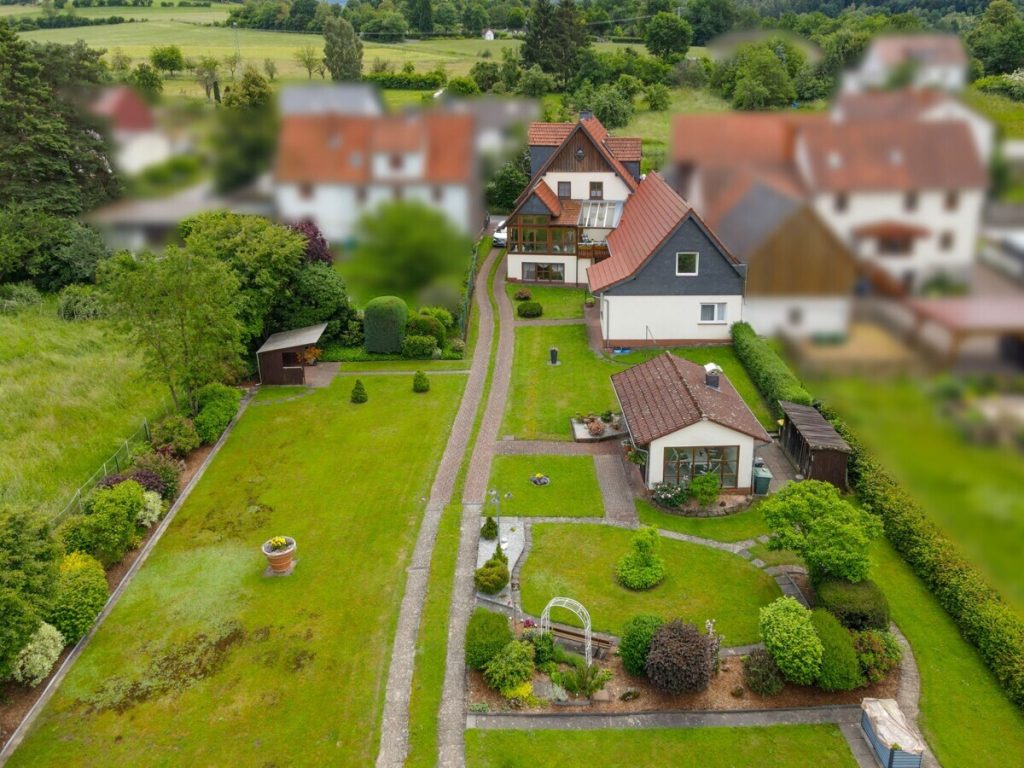 VR Immobilien GmbH - Immobilienangebot - Ebersburg - Alle - RESERVIERT: Großzügiges, gepflegtes Zweifamilienhaus mit traumhaftem Grundstück in Schmalnau