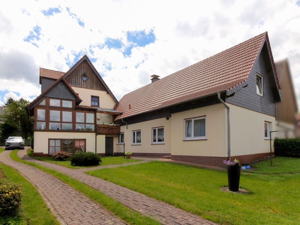 VR Immobilien GmbH - Immobilienangebot - Ebersburg - Alle - RESERVIERT: Großzügiges, gepflegtes Zweifamilienhaus mit traumhaftem Grundstück in Schmalnau