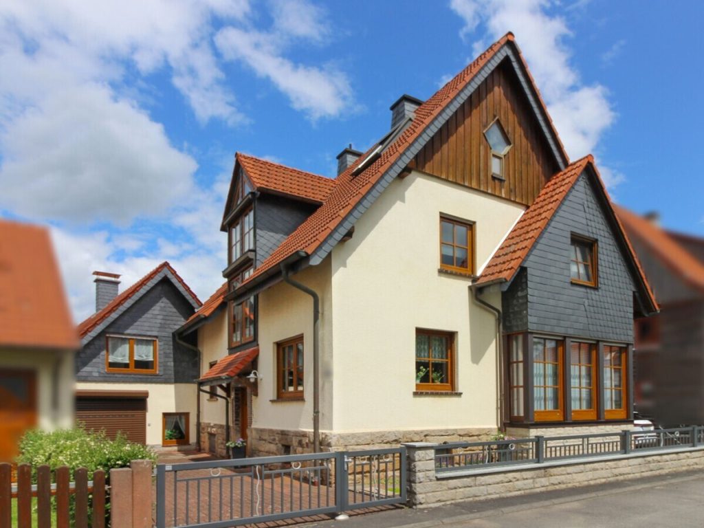 VR Immobilien GmbH - Immobilienangebot - Ebersburg - Alle - RESERVIERT: Großzügiges, gepflegtes Zweifamilienhaus mit traumhaftem Grundstück in Schmalnau