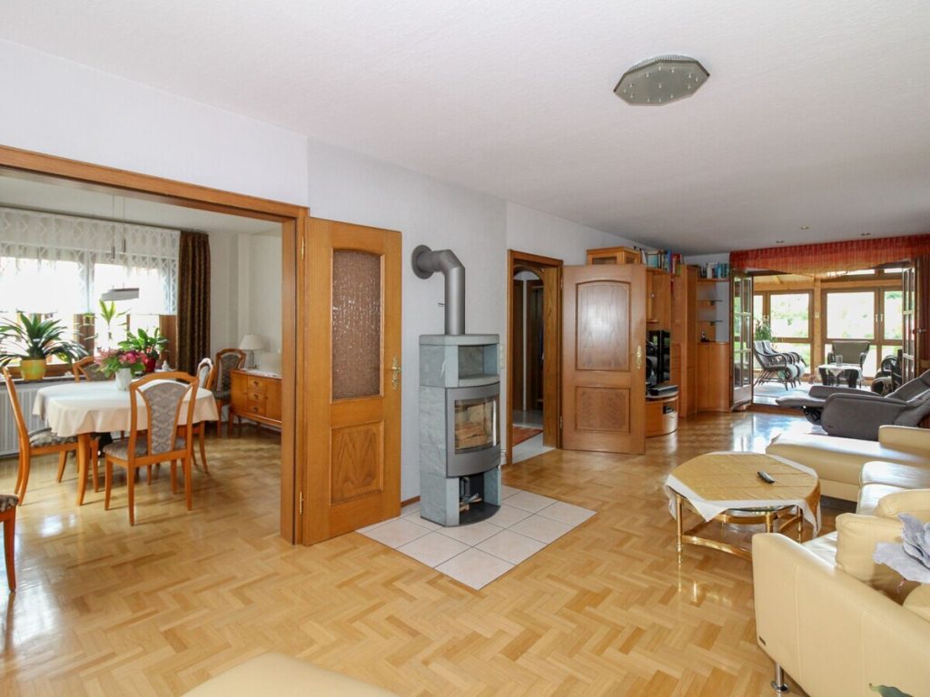 VR Immobilien GmbH - Immobilienangebot - Ebersburg - Alle - RESERVIERT: Großzügiges, gepflegtes Zweifamilienhaus mit traumhaftem Grundstück in Schmalnau