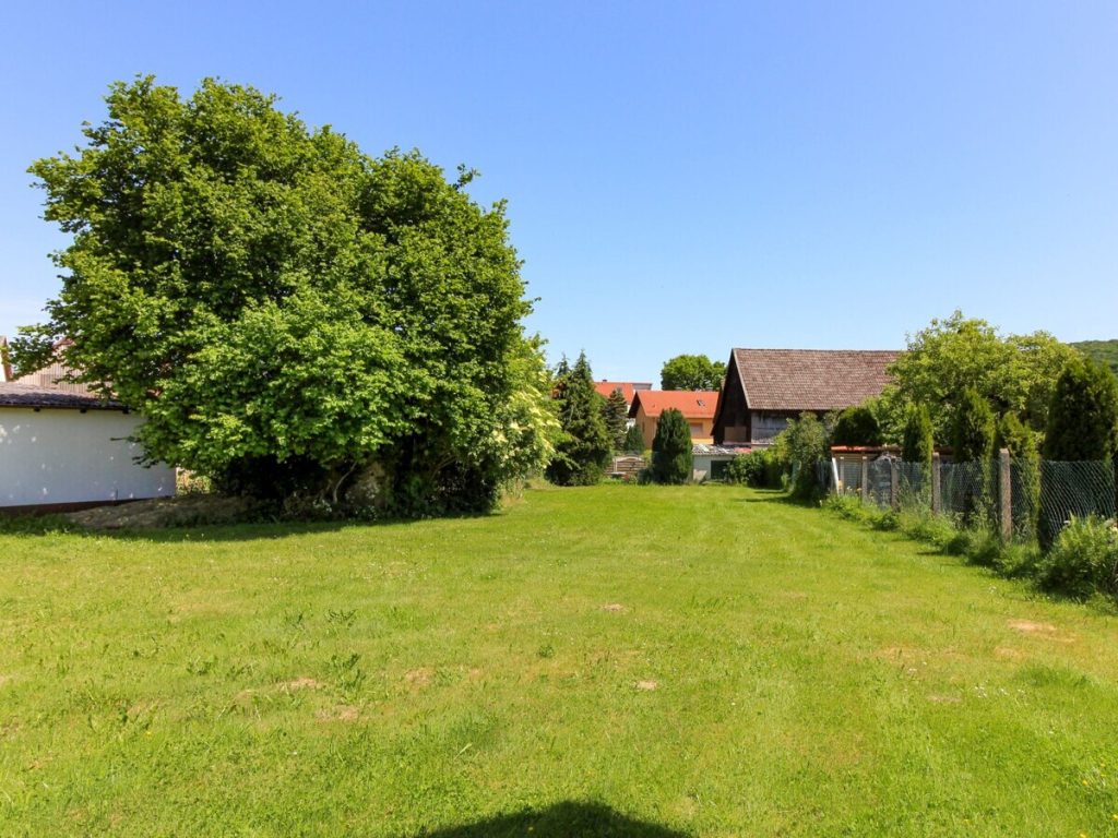 Hinteres Grundstück VR Immobilien GmbH - Immobilienangebot - Kalbach - Grundstücke - RESERVIERT: Verwirklichen Sie Ihren Wohntraum: Großzügiges Baugrundstück in Mittelkalbach
