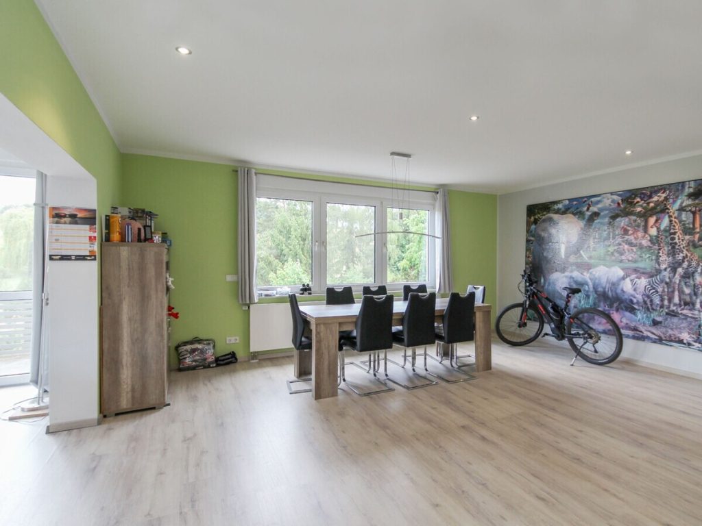 VR Immobilien GmbH - Immobilienangebot - Haunetal - Alle - Modernisiertes Familienhaus mit Doppelgarage in ländlicher Idylle