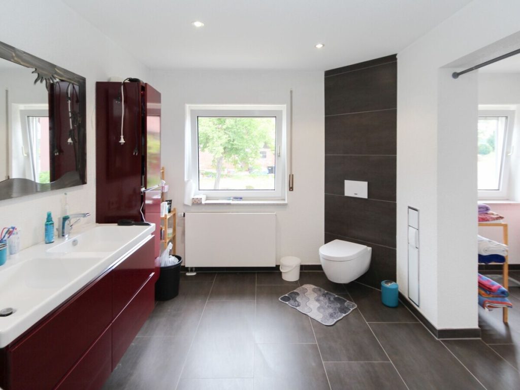 VR Immobilien GmbH - Immobilienangebot - Haunetal - Alle - Modernisiertes Familienhaus mit Doppelgarage in ländlicher Idylle