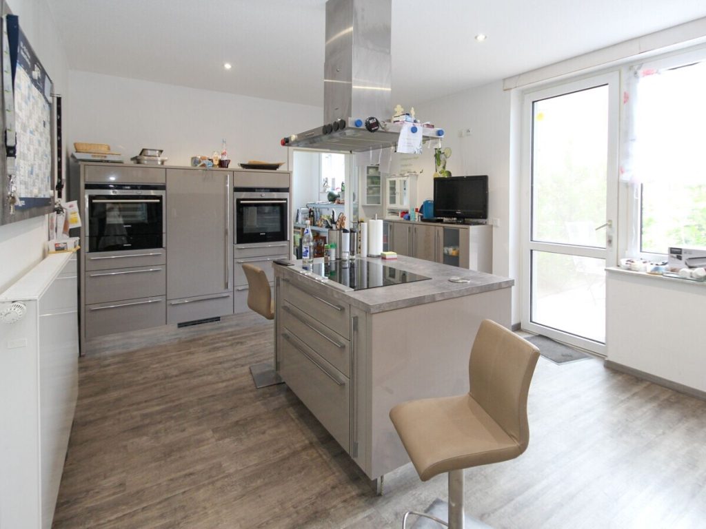 VR Immobilien GmbH - Immobilienangebot - Haunetal - Alle - Modernisiertes Familienhaus mit Doppelgarage in ländlicher Idylle