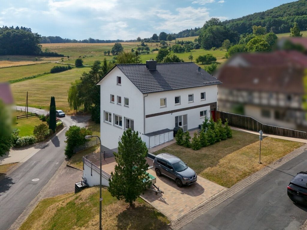 VR Immobilien GmbH - Immobilienangebot - Haunetal - Alle - Modernisiertes Familienhaus mit Doppelgarage in ländlicher Idylle