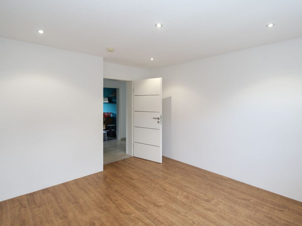 VR Immobilien GmbH - Immobilienangebot - Haunetal - Alle - Modernisiertes Familienhaus mit Doppelgarage in ländlicher Idylle
