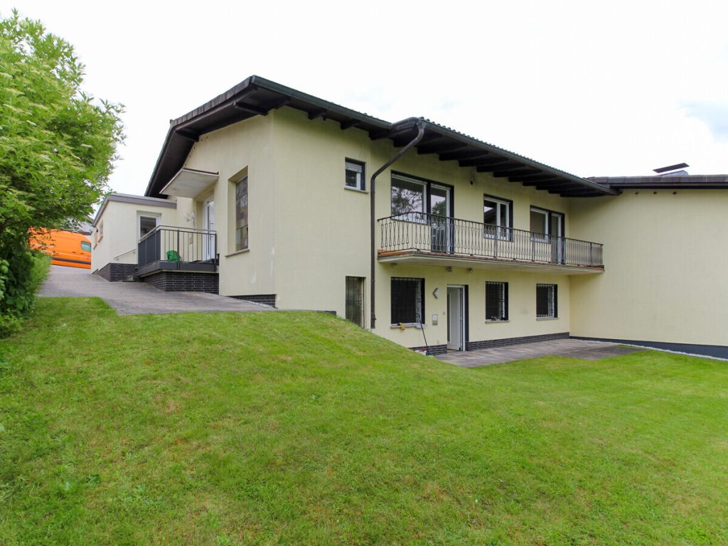 VR Immobilien GmbH - Immobilienangebot - Petersberg - Alle - Attraktive 4-Zimmer-Wohnung in Petersberg mit Terrasse, Balkon und großem Garten